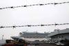 Størstedelen af krydstogtskibet Diamond Princess' passagerer og besætningsmedlemmer sidder fortsat fanget på skibet, hvor 355 er smittet med coronavirus. Foto: Behrouz Mehri/AFP
