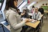 Aref Shawish (forrest, th.) på sprogskolen i Grenaa. Han havde tidligere et højt fravær, men er nu en af de mest stabile på holdet. Foto: Casper Dalhoff