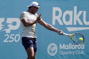 Mandag rejser tennisstjernen Rafael Nadal til London i håbet om at spille Wimbledon.