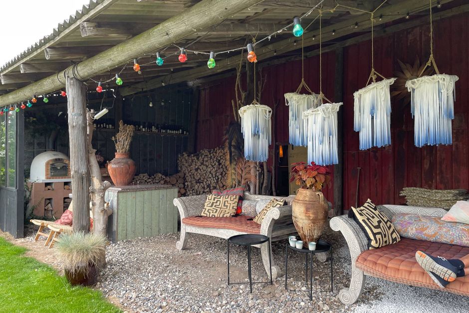Langt ude på landet ligger en Bed & Breakfast, som er et inferno af farver, jungleplanter og antikfund. Den nænsomt renoverede bondegård indbyder til afslapning, strømpesokker og ulåste døre.