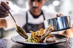 Et hotelophold i Danmark kan sagtens kombineres med gourmetoplevelser i særklasse. Her er fem hotelrestauranter, der har fokus på gode råvarer, menu efter årstiden og bæredygtige initiativer.