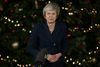 Theresa May foran juletræet ved Downing Street 10 onsdag aften, da hun havde vundet en mistillidsafstemning. Foto: Tim Ireland/AP