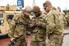 Amerikanske soldater udstationeret i Polen tjekker deres udstyr. Foto: Kuba Stezycki/Reuters