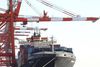 Et fragtskib, "Anona Ipsa", gøres klar til at forlade containerhavnen i Tokyo den 25. januar 2017. Trumps tale om at indføre 20 pct. skat på varer fra Mexico får øjenbrynene til at løfte sig i de asiatiske lande. Væksten i mange økonomier er bundet til handel med USA, lød det således fredag fra officiel japansk side. Foto: Eugene Hoshiko