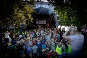 I løbet af Aarhus Festuge har Skrallebang traditionen tro optrådt i Mølleparken med musikalske fortolkninger af eventyr for børn og voksne med barnlige sjæle.