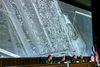 Officererne fra Ruslands militære top fremviste forleden flere fotos, der angiveligt skulle vise olietankvogne opmarcheret nær den syrisk-tyrkiske grænse. Men der er ikke tale om tankvogne men ladvogne, hævder flere iagttagere nu over for Jyllands-Posten. Foto: Vadim Savitsky/Ruslands forsvarsministerium/AP