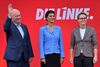 Oskar Lafontaine, hans hustru Sahra Wagenknecht og Susanne Hennig-Wellsow (th.) tilhører Die Linkes absolutte top. De byder sig til i en rød-rød-grøn regering, som de borgerlige unionspartier nu advarer imod med et over 25 år gammelt slogan. Foto: Martin Schutt/AP
