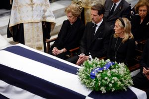 Kongelige fra hele Europa var mandag i Grækenland for at deltage i begravelsen af ekskong Konstantin, som 50 år efter monarkiets afskaffelse stadig er kontroversiel.