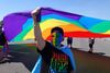 Gilbert Baker designede det multifarvede regnbueflag i 1978. Det blev symbolet på LGBT-samfundet i hele verden. Det omfatter lesbiske, bøsser, biseksuelle og transpersoner. Foto: Michael Greenlar/AP