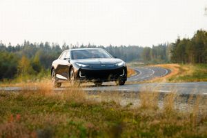 Den svensk-kinesiske bilproducent Nevs viser den elektriske Emily GT med en rækkevidde på 1.000 km, og som blev udviklet på rekordtid, men som ikke bliver til noget, da firmaet er lukket. 
