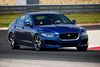 Jaguar XE S leveres kun med sportspakken. Alt sammen så dem inde i bybussen også fatter, at her kommer Jaguars frækkeste ballademager. Kun hist og pist stikker ulven snuden frem af fårepelsen. Fotos: Jaguar