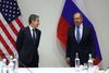 - Vi ønsker et forudsigeligt og stabilt forhold til Rusland. Vi mener, at det er det bedste for vores befolkning, for det russiske folk og for resten af verden, sagde USA's udenrigsminister, Antony Blinken (tv.), da han torsdag mødtes med sin russiske modpart, Sergej Lavrov (th.). Foto: Handout/Ruslands udenrigsministerium/AFP