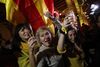 Tilhængere af catalansk selvstændighed fejrer resultatet af det regionale valg den 21. december. Her fik de partier, der går ind for at bryde med Spanien, et fint resultat. Foto: Emilio Morenatti/AP