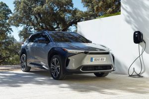 Toyota klar med den nye elektriske bZ4X, som kommer til næste år, kan fås med flyagtigt rat og klarer over 450 km på en opladning.