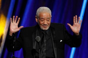     FILE PHOTO: Musician Bill Withers speaks as he is inducted during the 2015 Rock and Roll Hall of Fame Induction Ceremony in Cleveland, Ohio April 18, 2015. Arkivfoto: Aaron Josefczyk/Reuters
