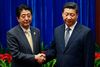 Japans premierminister Shinzo Abe og Kinas præsident og partichef for Kommunistpartiet, Xi Jinping, udholder mandag hinandens selskab efter års eskalerende fjendtligheder mellem verdens anden- og tredjestørste økonomier. Foto: Kim Kyung-Hoon/AP