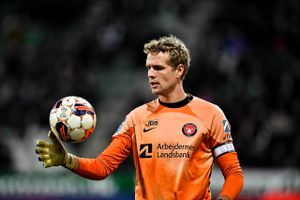 Jonas Lössl har fået karantæne mod OB, efter at han kritiserede dommeren efter kampen mod Silkeborg.