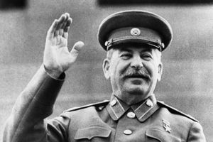 Koba, Manden af stål, Uncle Joe, Ulven fra Georgien... Den sovjetiske diktator og masemorder Joseph Stalin har haft mange tilnavne gennem tiden. Her ses han under en 1. maj-parade i Maskva i 1946. AP Photo
