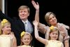 Den hollandske konge Willem-Alexander hilser fra balkonen med sin familie.