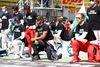 Lewis Hamilton (knælende i midten) inden weekendens grandprix i Østrig, hvor Mercedes-køreren endte i fokus sammen med Red Bulls Alexander Albon Foto: Mark Thompson / POOL / AFP)