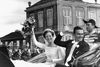 Prinsesse Margrethe og prins Henrik i karet mod Amalienborg efter vielsen 1967. Foto: Åge Sørensen/Ritzau Scanpix