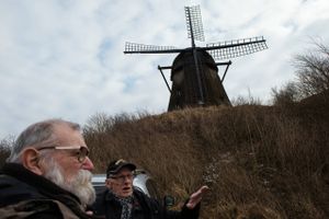 Mens prins Henrik blev bisat i København, blev han mindet af de gamle møller i hele Danmark, der genoplevede gammel tradition. 