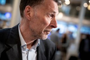 Trods anonym kilde og lydfil fastholder Jon Stephensen, at han ikke har forfalsket underskrift, skriver DR.