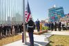 Flaghejsning ved den amerikanske ambassade i Cubas hovestad Havana, hvor ubehagelige lydes mikrobølger tidligere har været mistænkt for at give amerikanske diplomater hjerneskader. Foto: Pablo Martinez Monsivais/ AP Photo.