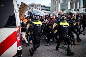 Parallelt med uroen i København lørdag blev flere hundrede demonstranter i Holland anholdt efter at være kommet i klammeri med politiet, fordi demonstrationer mod et udgangsforbud løb af sporet.
