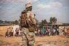 Flere steder i Sydafrika har indbyggere i slumkvarterer protesteret over manglen på mad. Her vogter militæret en demonstration i en af de store townships nær Johannesburg. I denne uge beordrede landets præsident over 73.000 flere soldater på gaden til at håndhæve landets strikse nedlukning som følge af coronapandemien. Foto: Marco Longari/AFP