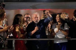 Den 77-årige socialist Luiz Inacio Lula da Silva slog den siddende præsident, Jair Bolsonaro, med et par millioner stemmer.