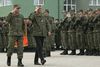 Præsident Hashim Thaci (t.h.) inspicerer Kosovos sikkerhedsstyrker i hovedstaden Pristina. Nu står den tidligere UCK-kommandant anklaget for krigsforbrydelser. Arkivfoto: Visar Kryeziu/AP