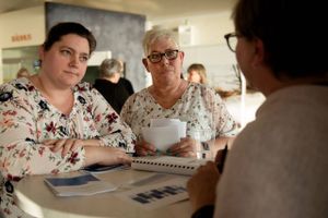 Ringkøbing Kommune melder lige som mange andre om mangel på plejefamilier. Måske tænker forældre i dag mere på sig selv og karrieren, lyder det fra en forsker. 