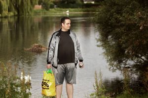 Hvert år forsvinder 125 mio. pantdåser og pantflasker i Danmark. Det gør den 35-årige Jesper Duus sit for at ændre på gennem en daglig aftentur, der betaler for hans ferier.