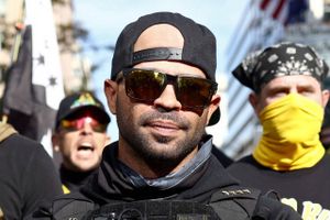 Historisk retssag fandt torsdag sit foreløbige punktum, da fire medlemmer af den stærkt højredrejede gruppe Proud Boys blev dømt for angrebet på Kongressen i USA.