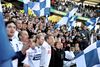 For mig at se er det lige så godt at være en del af noget – som at være noget. Og det er man på Aarhus Stadion, når De Hviie spiller. Der er altid stemning og i øvrigt også altid et par billige råb mod banen, der er værd at grine af. Foto: Anita Graversen