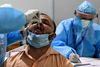 Ifølge WHO er den største stigning i antallet af smittetilfælde med Covid-19 sket i USA, Brasilien, Indien og Sydafrika. Foto: Prakash Singh/AFP