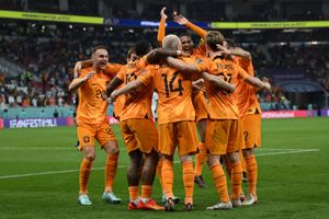 På to mål scoret i kampens afslutning vandt Holland 2-0 over Senegal i gruppe A ved VM i fodbold.
