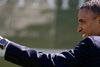 Præsident Barack Obama peger på nysgerrige tilskuere tæt ved Det Hvide Hus i Washington