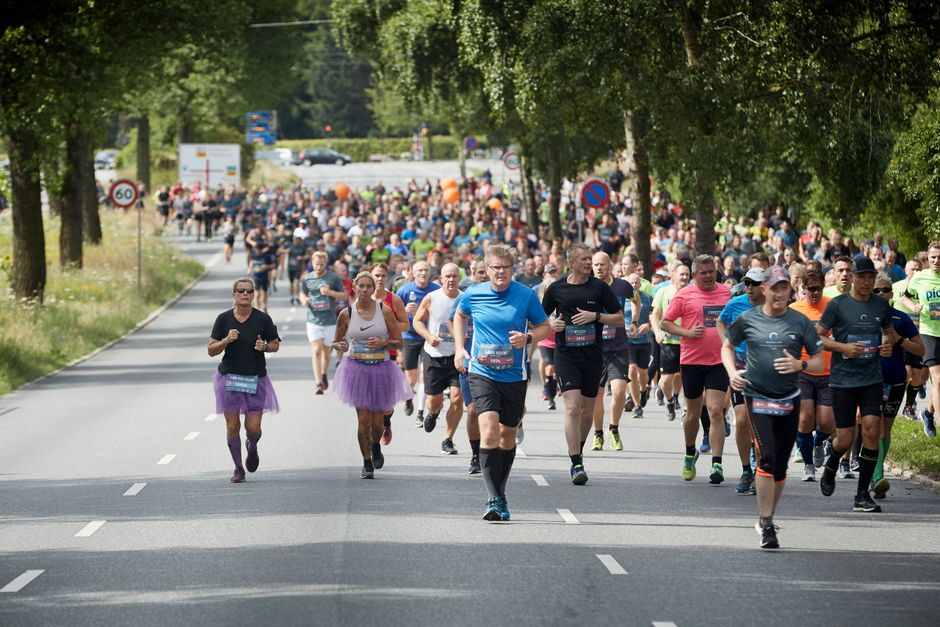 Lektor Mette Hansen fra Institut for Folkesundhed ved Aarhus Universitet er klar med gode råd til motionister, der skal løbe halvmaraton. Hun anbefaler en velkendt drik, som er præstationsfremmende, men ikke på dopinglisten. 