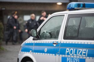 En otteårig pige i Tyskland blev holdt fanget i et hus af sin mor og sine bedsteforældre i næsten hele sit liv. Det er først efter flere henvendelser til de lokale myndigheder, at barnet er blevet fundet og sat fri. 