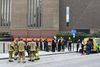 Redningsmandskab foran Tate Modern, hvor en 6-årig dreng søndag blev skubbet ud fra 10. etage. Foto: Daniel Sorabji/AFP