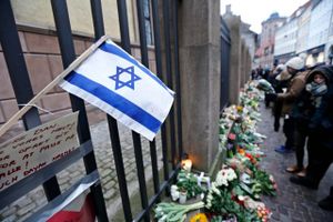 Venstres formand Lars Løkke Rasmussen og mange andre lagde blomster ved synagogen efter terrorangrebet i februar sidste år. Arkivfoto: Polfoto