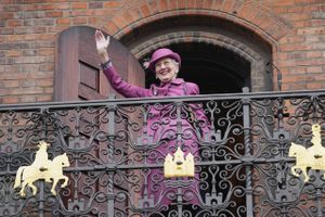 Den folkelige fest i anledning af dronningens 50-års regentjubilæum blev for mange af de fremmødte lidt af en fuser med kun et kort vink fra balkonen på Københavns Rådhus.