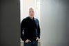 Uffe Elbæks Alternativet har i den seneste Wilke-måling bidt sig fast et godt stykke over spærregrænsen. Det betyder, at blå blok nu skal gå hårdt til partiet for at udstille det, siger politisk kommentator Hans Engell.