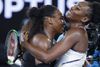 Serena Williams (tv.) kunne give storesøster Venus et kram efter sejren i Australian Open-finalen. Foto: Dita Alangkara/AP