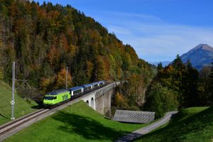 I Schweiz har man netop indviet en ny direkte togstrækning mellem nogle af landets vigtigste turistdestinationer. Tidligere krævede rejsen flere skift undervejs, men nye tog har gjort det muligt at forblive i panoramasædet.