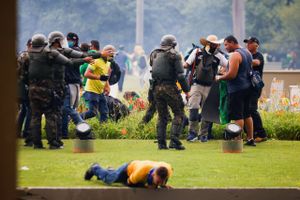 "Fascister" og "fanatikere" står bag søndagens angreb på statslige institutioner i Brasilien, siger præsident.