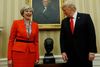 Donald Trump har sørget for, at der igen står en buste af Winston Churchill i det ovale værelse, som er den amerikanske præsidents officielle kontor i Det Hvide Hus. Her ses han sammen med premierminister Theresa May og busten i 2017. Foto: Kevin Lamarque/Reuters