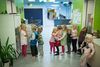 Børnene i det nyåbnede Vinderup Børnehus venter tålmodigt på at hente deres madkasser ved frokosttid. Daginstitutionen blev indviet i begyndelsen af september og har plads til samlet 127 børn, der kan boltre sig på 1.000 kvm under ét tag. Foto: Joachim Ladefoged